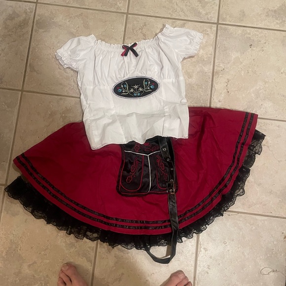 Halloween costumes for the adults and kiddos tons of accessors. Prices vary - Picture 7 of 17